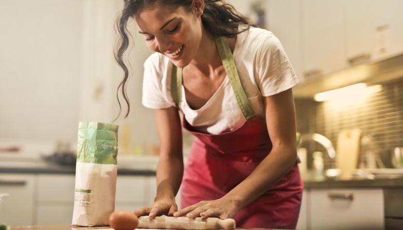 Frau, die Hanfprotein für Kuchenteig verwendet