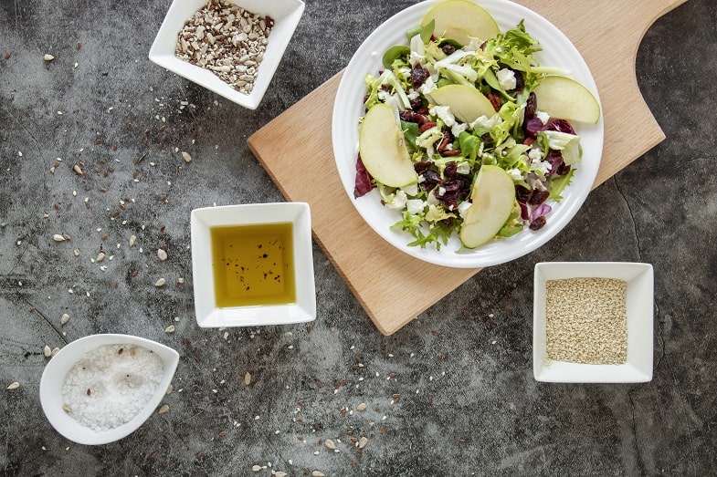 Knackiger Salat mit gerösteten Cannabissamen 